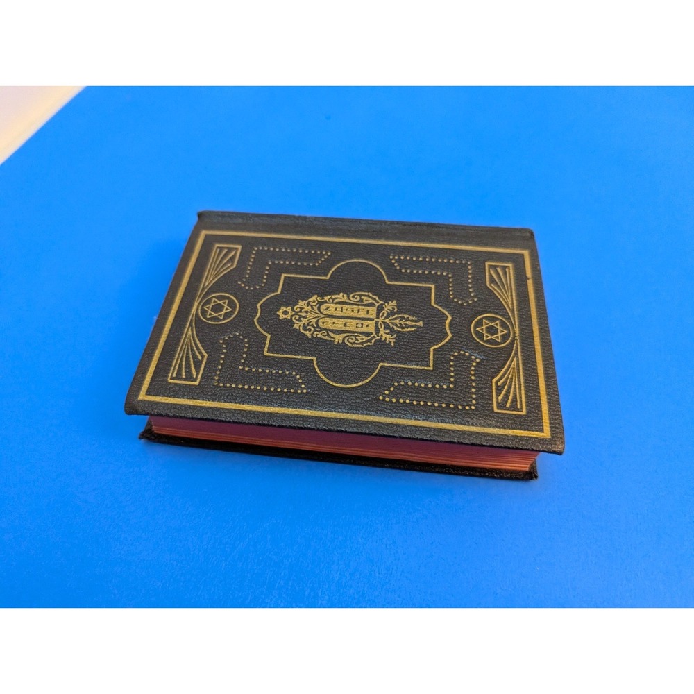 1974 Daily Prayer Book Pocket Guide Hebrew Publishing with English Translation